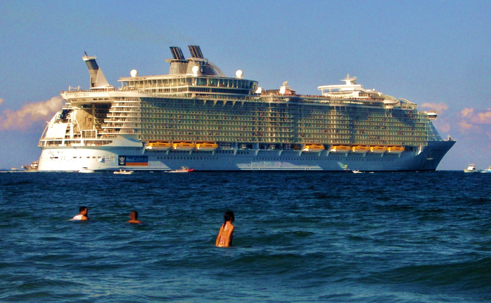 Se baigner en compagnie du plus gros paquebot du monde Swimming with the Oasis of the Seas at John U. Lloyd, Port Evergl
